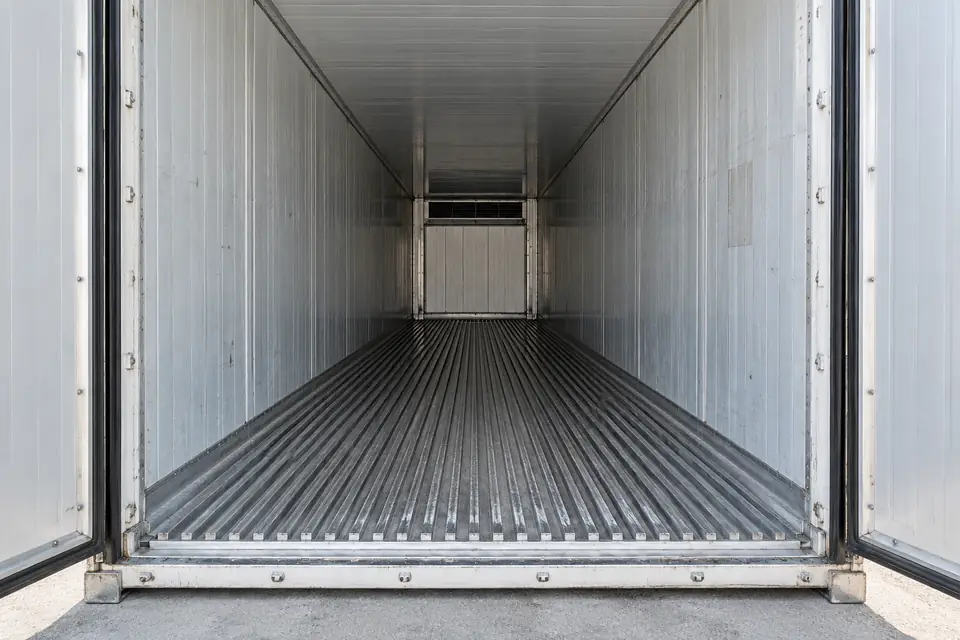 Ilustración del interior largo de un reefer de 40 pies High Cube usado, con ambas puertas abiertas, piso acanalado y la cámara hasta el fondo